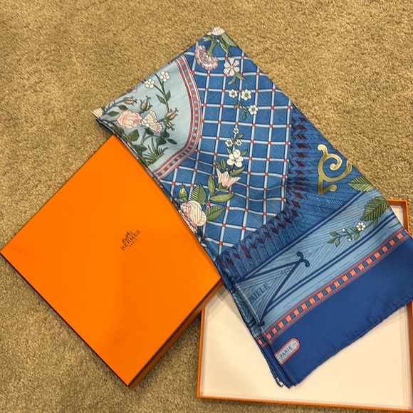 🌷New in box - Hermes silk scarf (90) - Picture 2 of 9